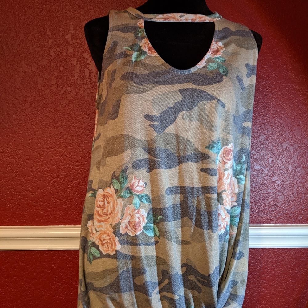 143 Story camo & floral tank w/ knotted front. Lrg